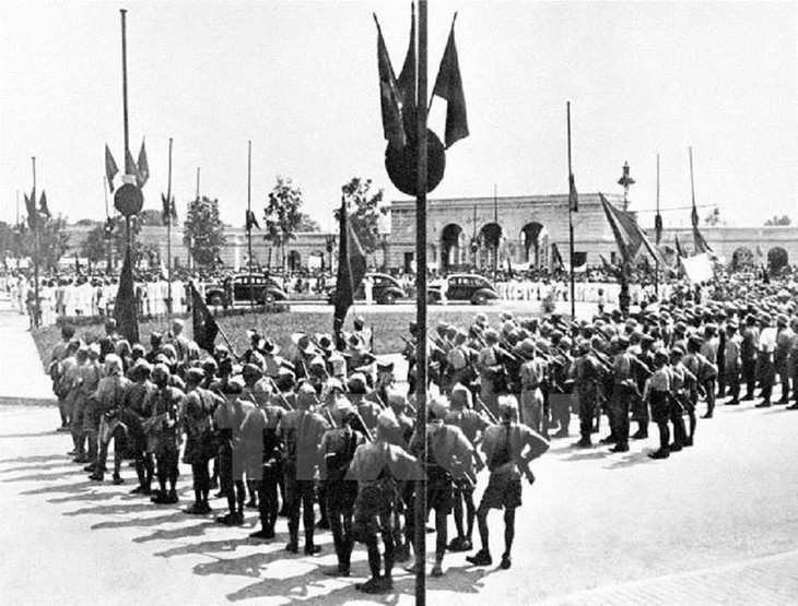 Đoàn xe của Chủ tịch nước Hồ Chí Minh và các thành viên Chính phủ lâm thời tiến vào khu lễ đài.